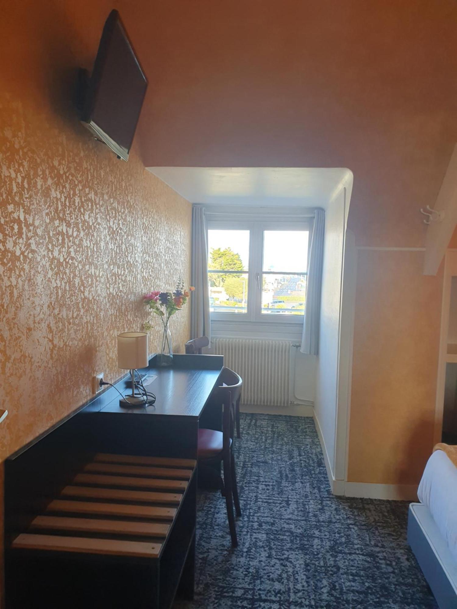 Hotel Le Phare Ouistreham Exterior photo