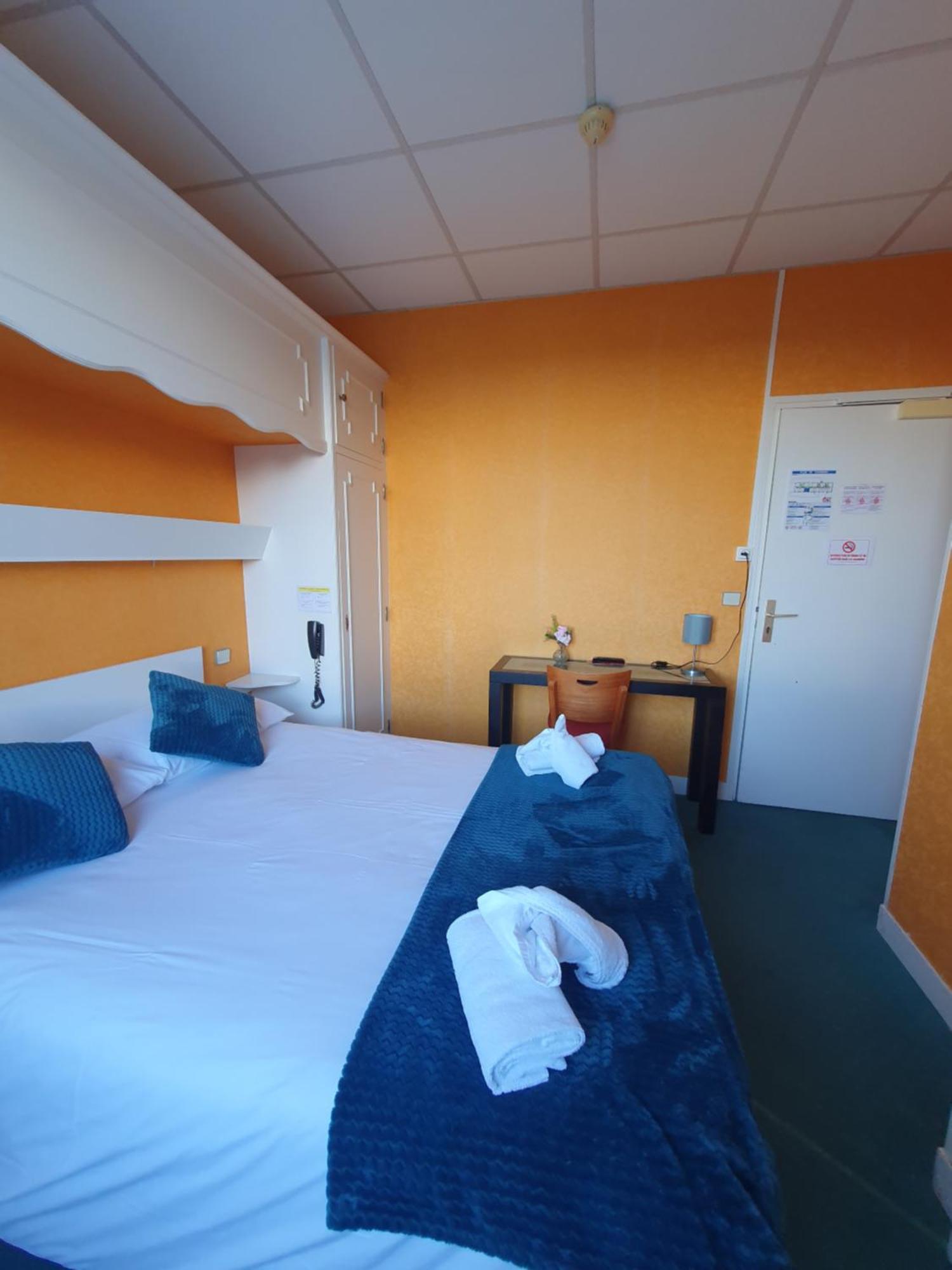 Hotel Le Phare Ouistreham Exterior photo
