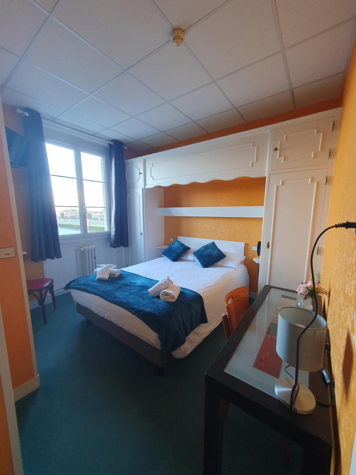 Hotel Le Phare Ouistreham Exterior photo