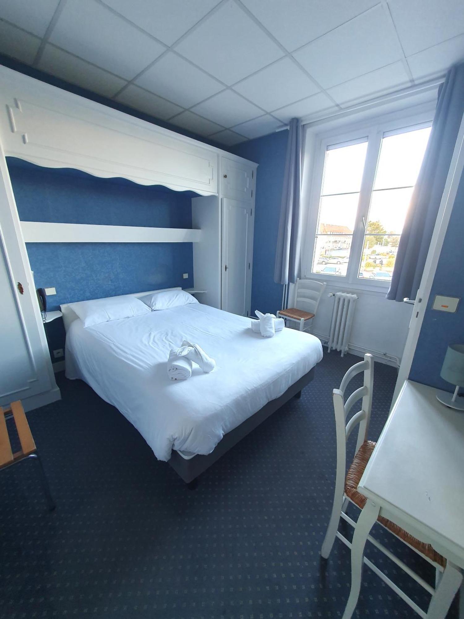 Hotel Le Phare Ouistreham Exterior photo