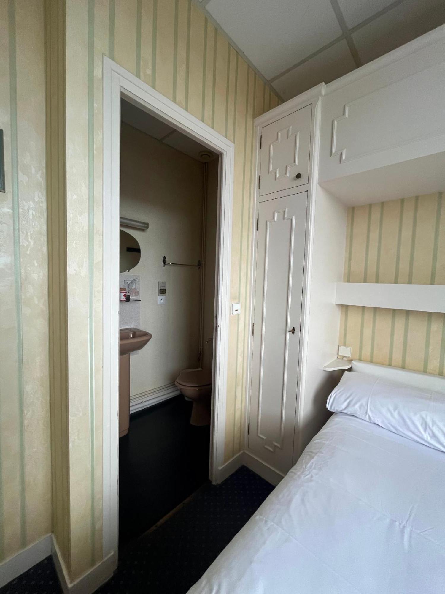 Hotel Le Phare Ouistreham Exterior photo