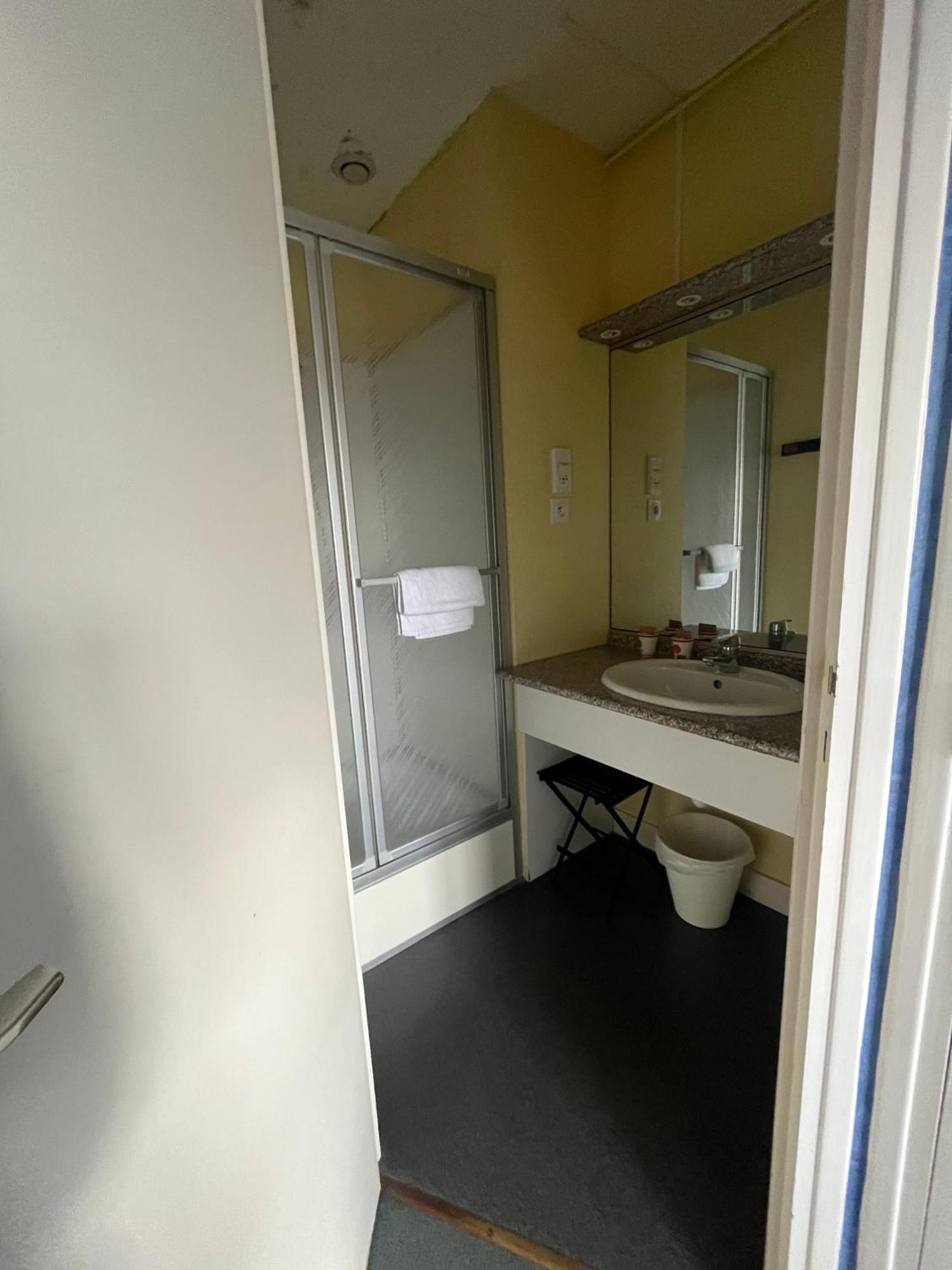 Hotel Le Phare Ouistreham Exterior photo