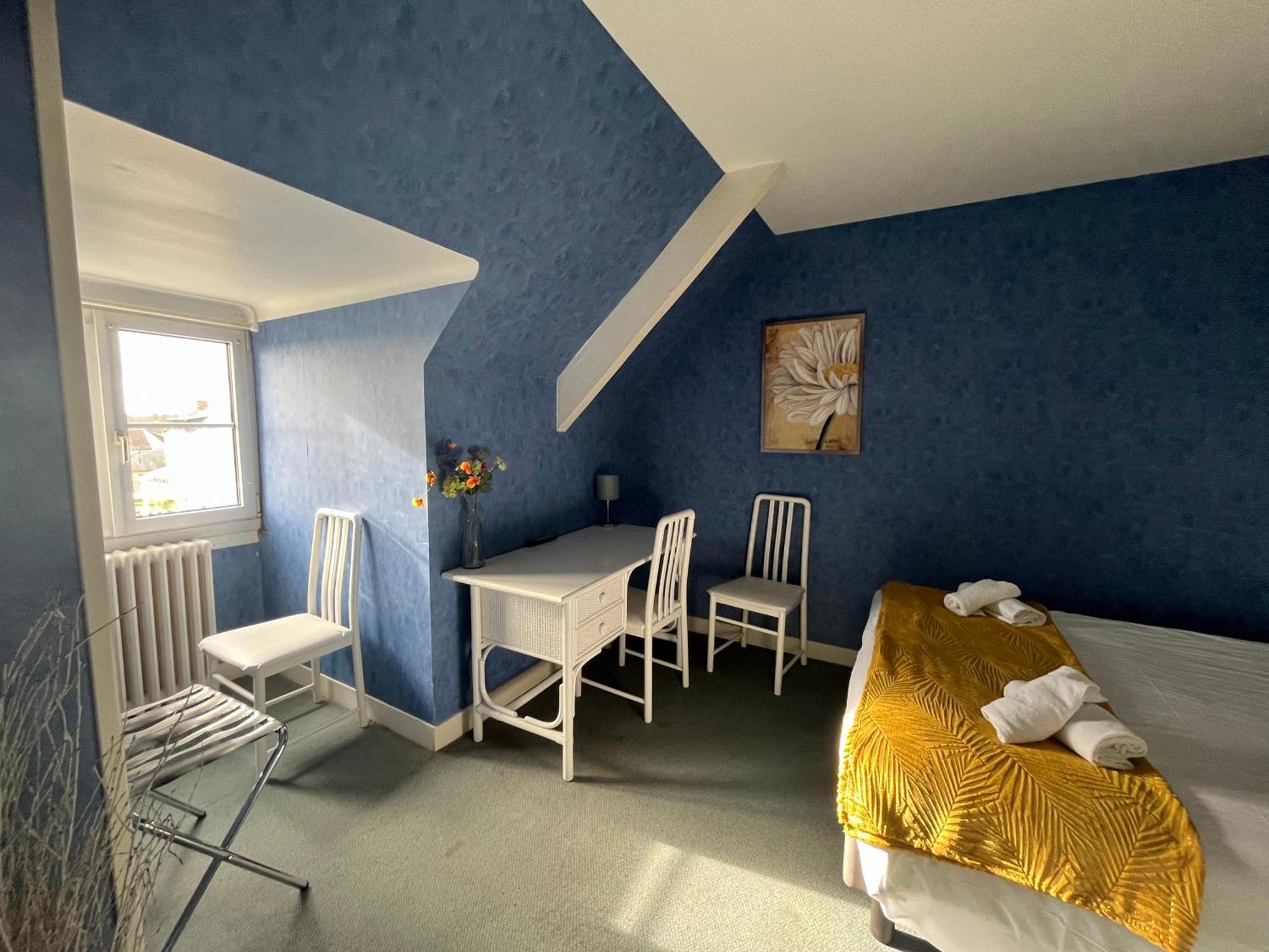 Hotel Le Phare Ouistreham Exterior photo